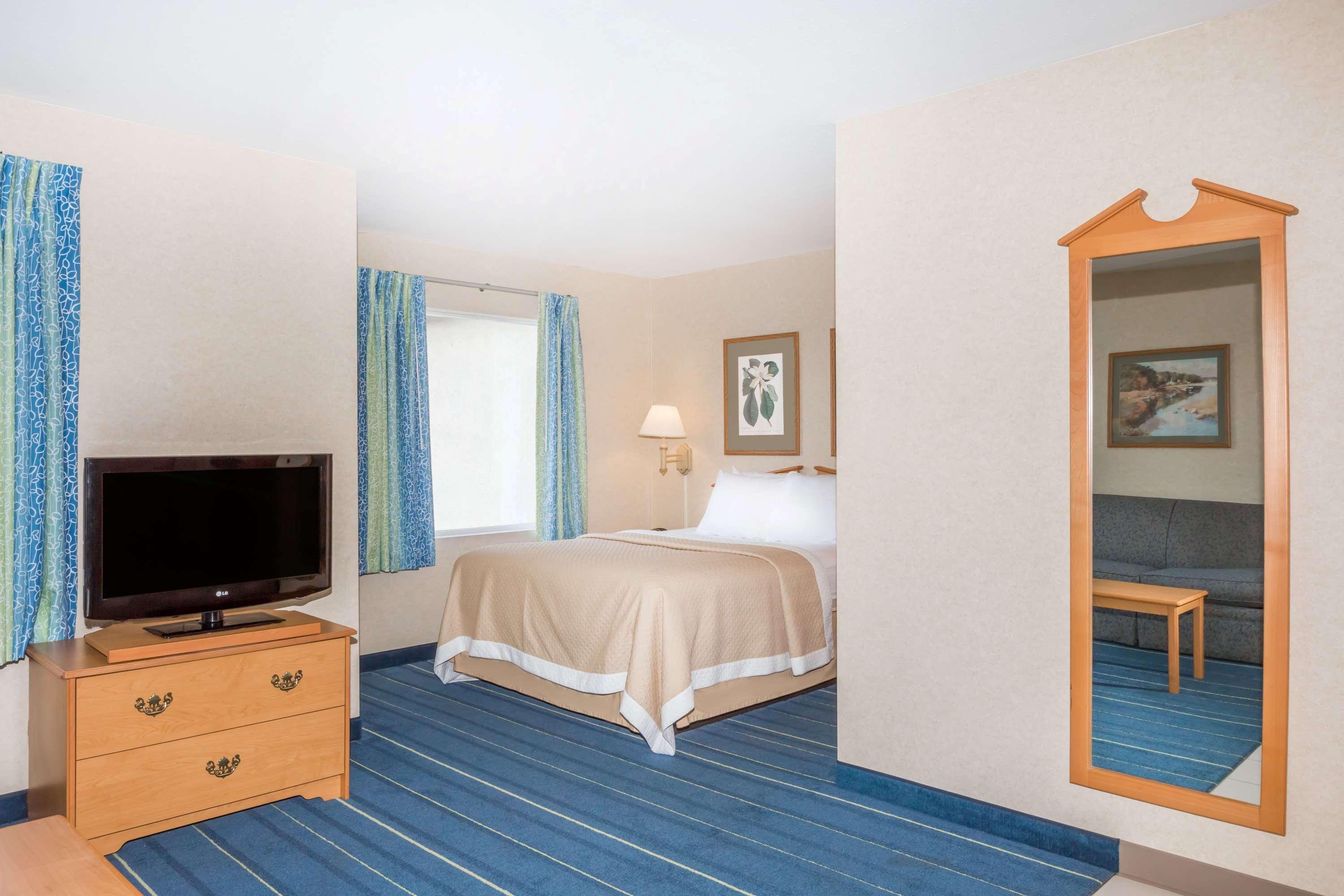 Days Inn & Suites By Wyndham Bridgeport - Clarksburg Exterior foto