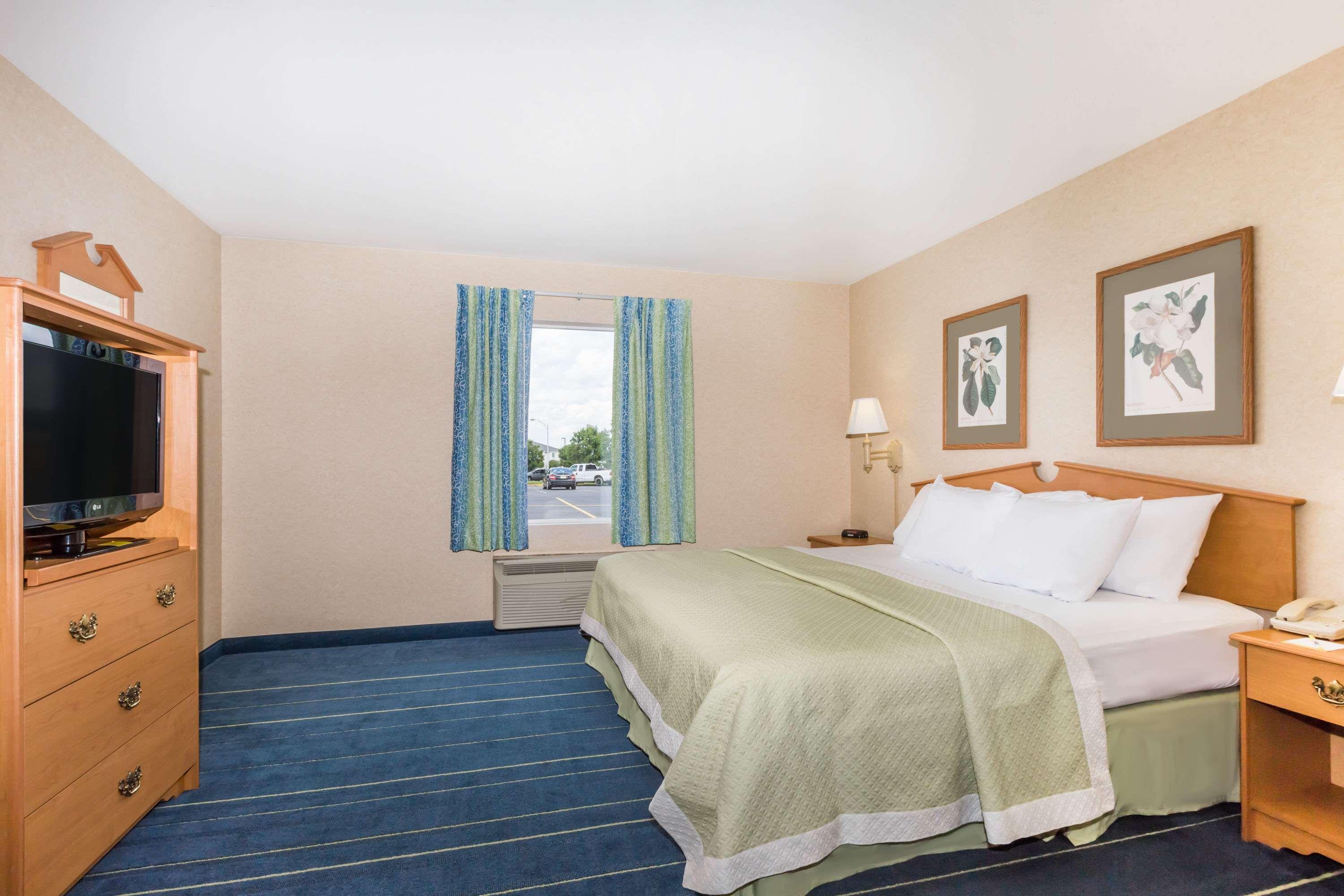 Days Inn & Suites By Wyndham Bridgeport - Clarksburg Exterior foto
